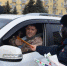 Брянские автоинспекторы поздравили водителей с Днем защитника Отечества и вручили им буклеты с ПДД - Газета Вперёд