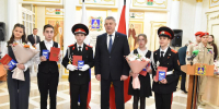 В День Конституции РФ губернатор Брянской области Александр Богомаз вручил юным гражданам паспорт - Газета Вперёд