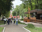 В брянском парке Толстого деревянные скульптуры «заговорили» с посетителями